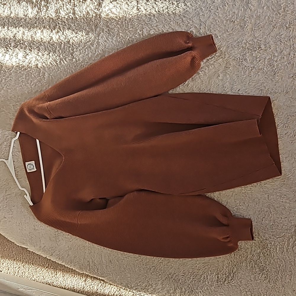 Brown dress with puffy sleeves